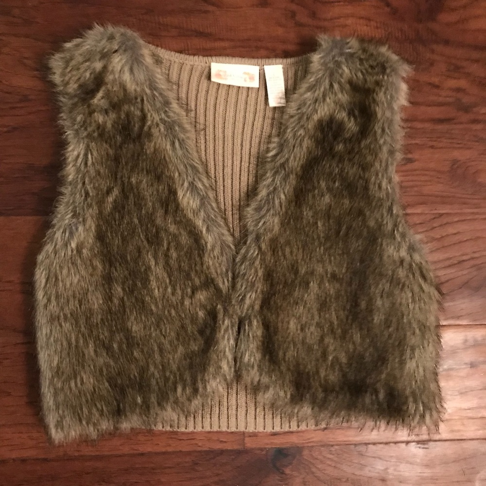Adorable crop top fur vest!!